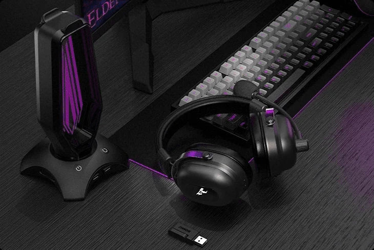 Commander headset and USB receiver on a desk, showing the padded headband, silver supports and boom microphone